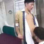 【ゲイ動画】人もまばらな電車の中でリーマンに痴漢された高校生！周りの目なんて一切気にせず愛撫されてアナルセックスされちゃうｗ