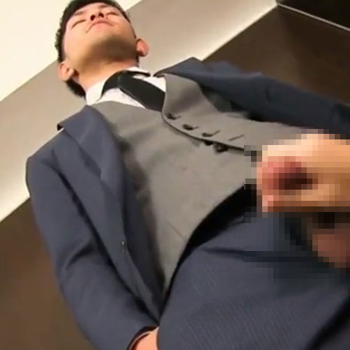 【ゲイ動画】スタイリッシュにスーツを着こなすイケメンが激しくペニスを手コキされて絶頂まで導かれるｗ
