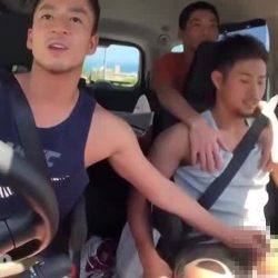 【ゲイ動画】イケメン君がヒッチハイクで乗ったのはゲイ二人が乗る車で身体をまさぐられ車内で3Pセックスをすることにｗ