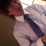 【ゲイ動画】緊張気味なスーツ姿の男の子がローションをペニスにかけてオナホオナニー！