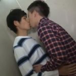 【ゲイ動画】エレベーターの中で二人っきりになった男の子たちが濃厚キスからペニスをしゃぶり合ったり兜合わせして立ちバックでセックス！