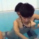 【ゲイ動画】泳ぎに来たイケメンがプールの中で身体を弄られたりプールサイドで3Pセックスｗ